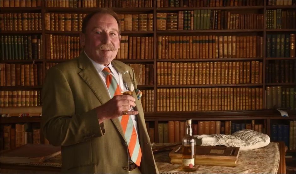 charles maclean – nguoi ke lai lich su cua scotch whisky bang ngoi but