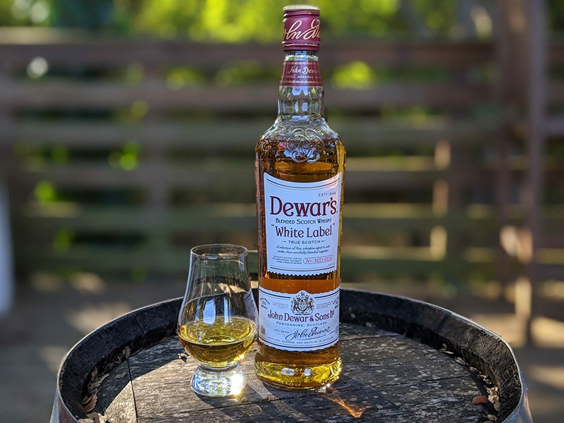 dewar’s white label – chai whisky quoc dan cua nhieu the he