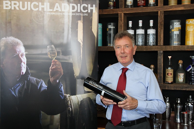 jim mcewan – nguoi ke cau chuyen islay qua tung giot whisky