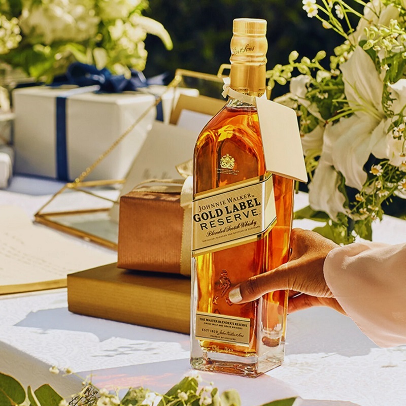 johnnie walker gold label reserve – blended scotch whisky cho nhung dip an mung sang trong