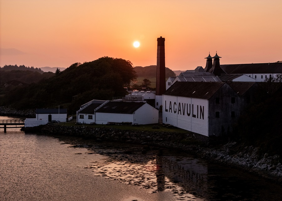 lagavulin – single malt whisky vung islay va bieu tuong cua phong cach khoi scotland