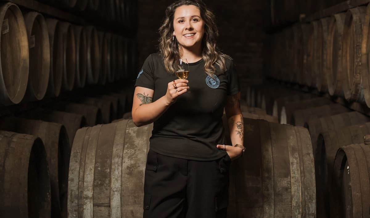 bruichladdich lan dau co nu distiller – hanh trinh tro ve islay cua lisa matthews