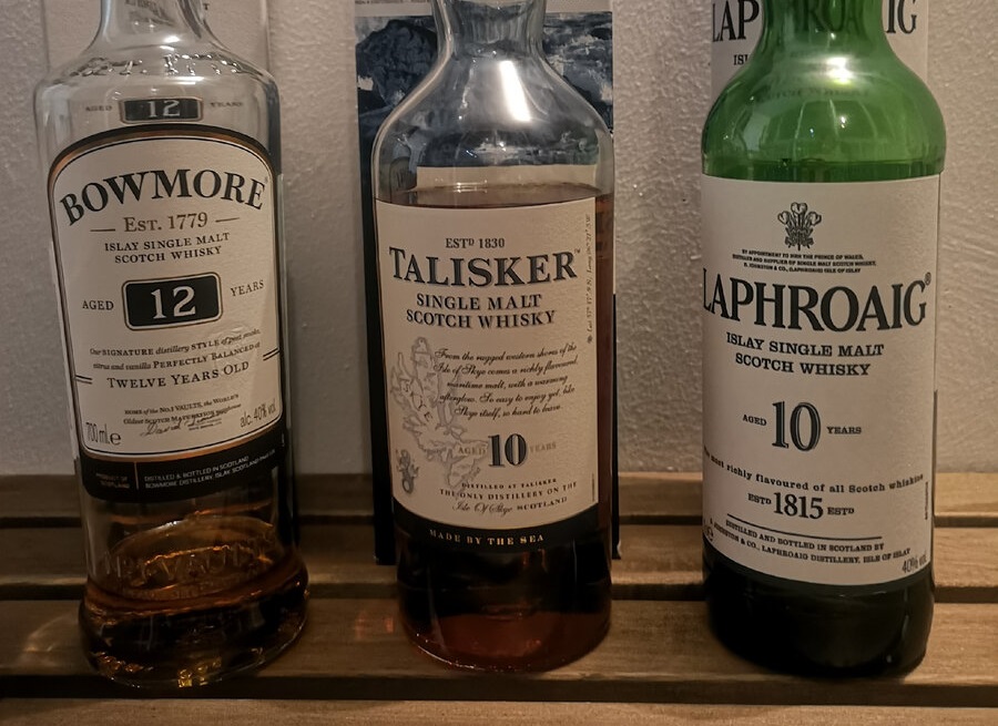 talisker 10 vs laphroaig 10 – hai phong cach khoi doi lap trong the gioi whisky