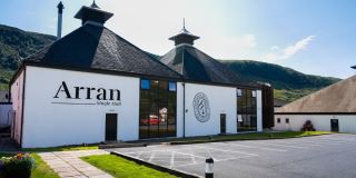 nha chung cat arran – hanh trinh hoi sinh whisky tren dao scotland
