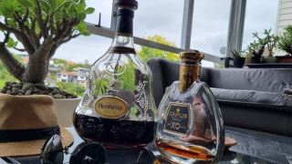 camus vs hennessy – hai phong cach cognac hai cach cam nhan