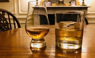 ly glencairn va tumbler khac nhau the nao khi thuong thuc whisky