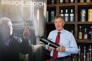 jim mcewan – nguoi ke cau chuyen islay qua tung giot whisky