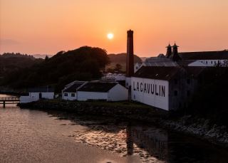 lagavulin – single malt whisky vung islay va bieu tuong cua phong cach khoi scotland