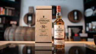 laphroaig 30 year old limited edition – di san khoi than duoc chung cat boi thoi gian