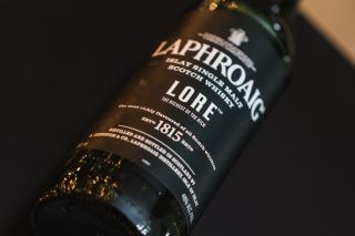 laphroaig lore – tinh hoa huyen thoai tu vung dao islay