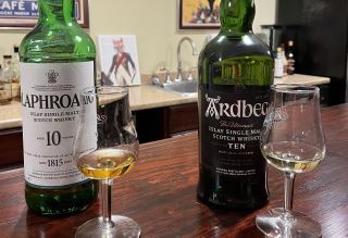 laphroaig 10 vs ardbeg 10 – chon chai nao phu hop