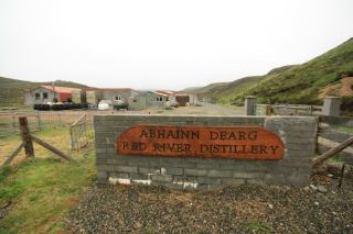 abhainn dearg distillery   noi khoi nguon cua whisky tu vung dat hoang so