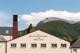 ben nevis distillery   huong vi dam chat tu chan nui huyen thoai