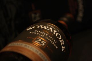 whisky bowmore 25 year old – tuyet tac truong thanh tu thoi gian