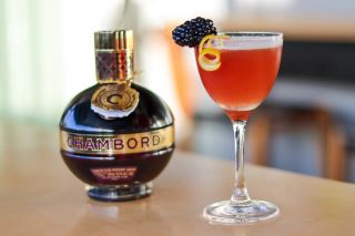 chambord black raspberry – huong vi trai mam xoi den day quyen ru tu nuoc phap