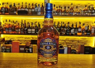 so sanh johnnie walker va chivas – nen chon thuong hieu nao de bieu tet