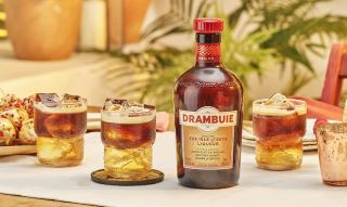 drambuie whisky liqueur – huyen thoai mat ong va thao moc tu scotland