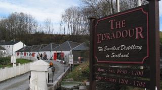 edradour – nha chung cat thu cong nho nhat scotland va kho bau whisky co dien vung highlands