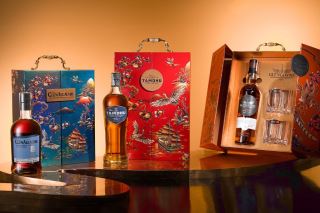 hanh trinh ra doi hop qua whisky tet