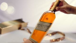 johnnie walker gold label reserve duoc gioi thieu lan dau vao nam nao