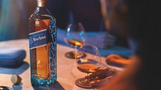 lich su thuong hieu johnnie walker – bieu tuong cua tinh than khong ngung tien buoc