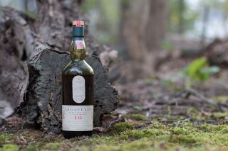 tong quan ve lagavulin 16 year old – huyen thoai whisky islay