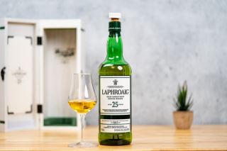 laphroaig 25 year old – dinh cao cua dong islay whisky than bun