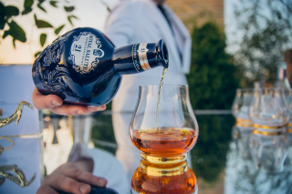 royal salute – bieu tuong cua dang cap va nghe thuat che tac whisky