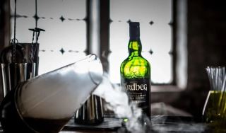 ardbeg 10 years old – tinh hoa islay va bieu tuong whisky khoi kinh dien