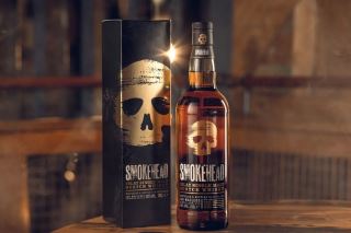 smokehead – islay single malt voi dau an khoi va cau chuyen ve mot nha chung cat bi an