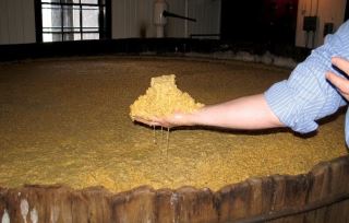 sour mash va backset phan chat long tu me cu giu vai tro gi trong bourbon