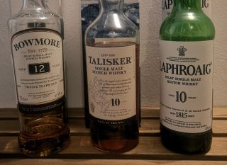 talisker 10 vs laphroaig 10 – hai phong cach khoi doi lap trong the gioi whisky