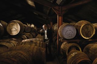 nganh scotch whisky doi dien ton kho lon – dieu gi xay ra khi cung vuot nhu cau