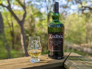 ardbeg 10 year old – canh cua buoc vao the gioi whisky khoi islay